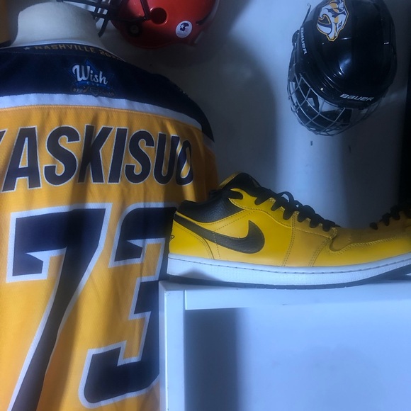 Nike Air Jordan’s 1’s Yellow and Black, like new still. I really good condition - Picture 6 of 13